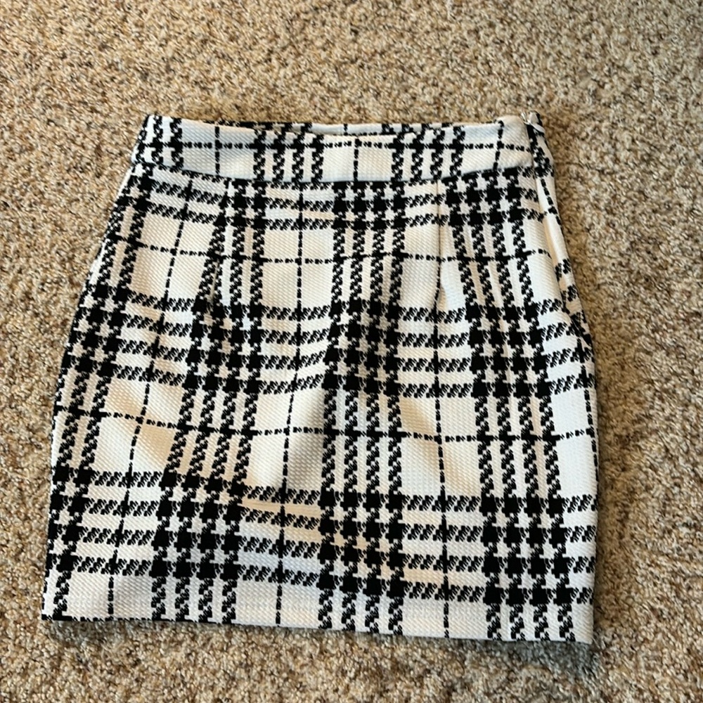 patterned mini skirt